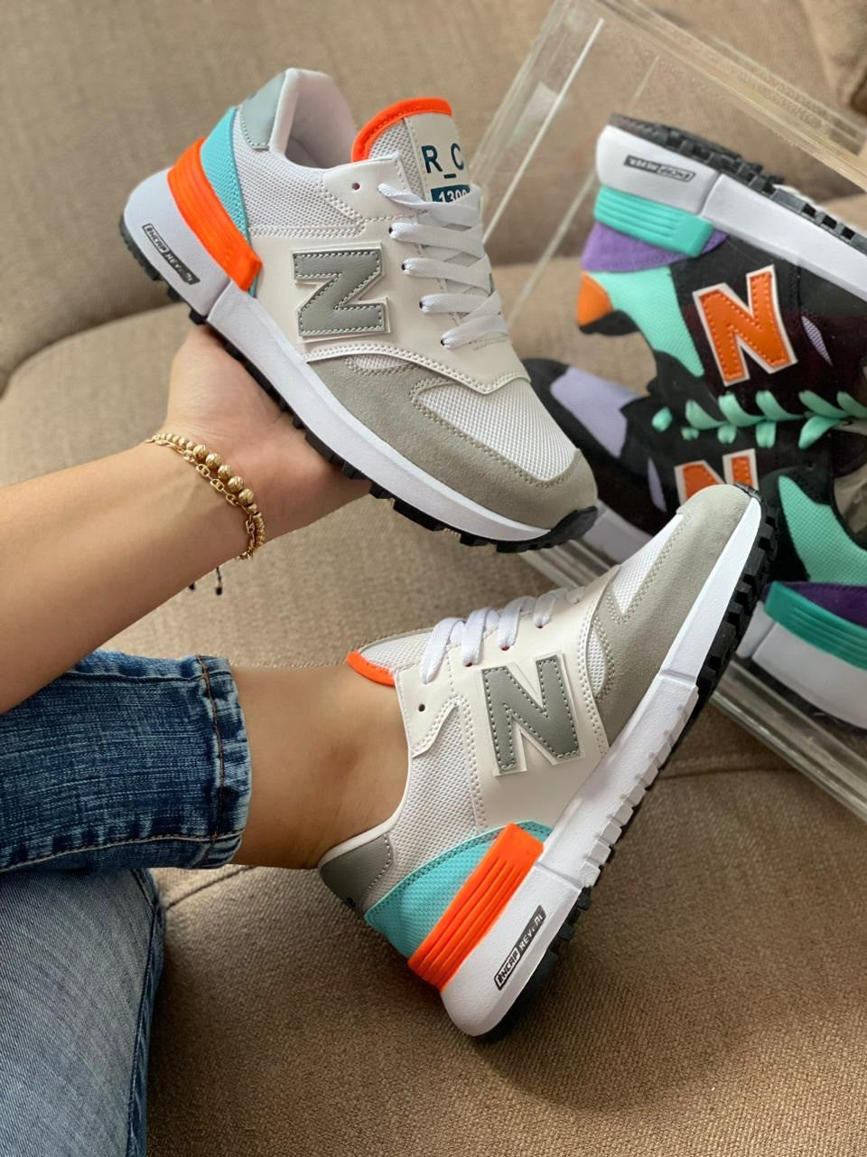 Tenis NB Dama Gris Naranja